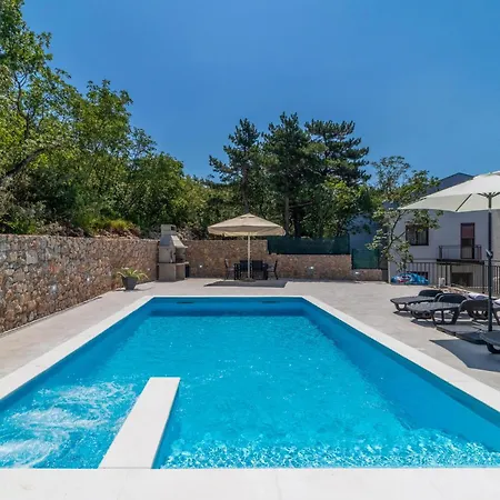 2 Bedroom Gorgeous In Holiday home Dramalj