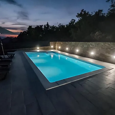 2 Bedroom Gorgeous In Holiday home Dramalj
